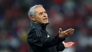 هذا ما أرشد به فريقي.. كولر يلتقط صورة لعائلة مصرية على “دراجة نارية”.