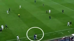 محمد النني يدخل في مشاجرة مع مدرب الجزيرة (فيديو)