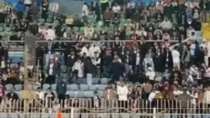 جماهير الزمالك تغادر الملعب قبل نهاية المباراة أمام بيراميدز (فيديو)