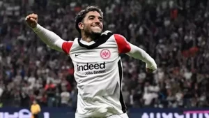 رغم رحيله.. جائزة من آينتراخت فرانكفورت لعمر مرموش