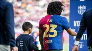 القمصان الصينية في مباراة برشلونة وألافيس. ما القصة؟