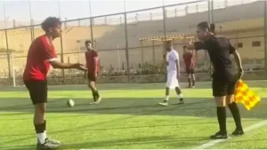 لاعب وحكم.. واقعة طريفة في دوري الدرجة الثالثة تثير الجدل (فيديو)