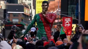 احتفالاً بعيد ميلاده.. تمثال رونالدو يجوب شوارع نيويورك (فيديو)